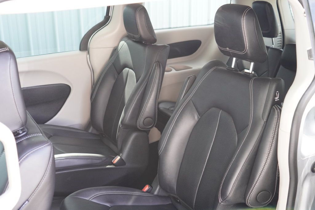 Used 2024 Chrysler Pacifica Limited FWD image 30