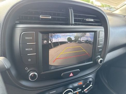 Used 2025 Kia Soul LX w/ LX Technology Package FWD image 9