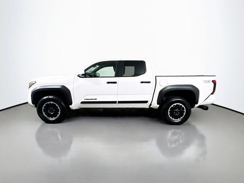 Certified 2025 Toyota Tacoma TRD Off-Road AWD/4WD image 5