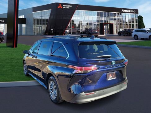 Used 2022 Toyota Sienna XLE image 2
