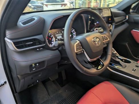Used 2024 Toyota Highlander FWD image 10