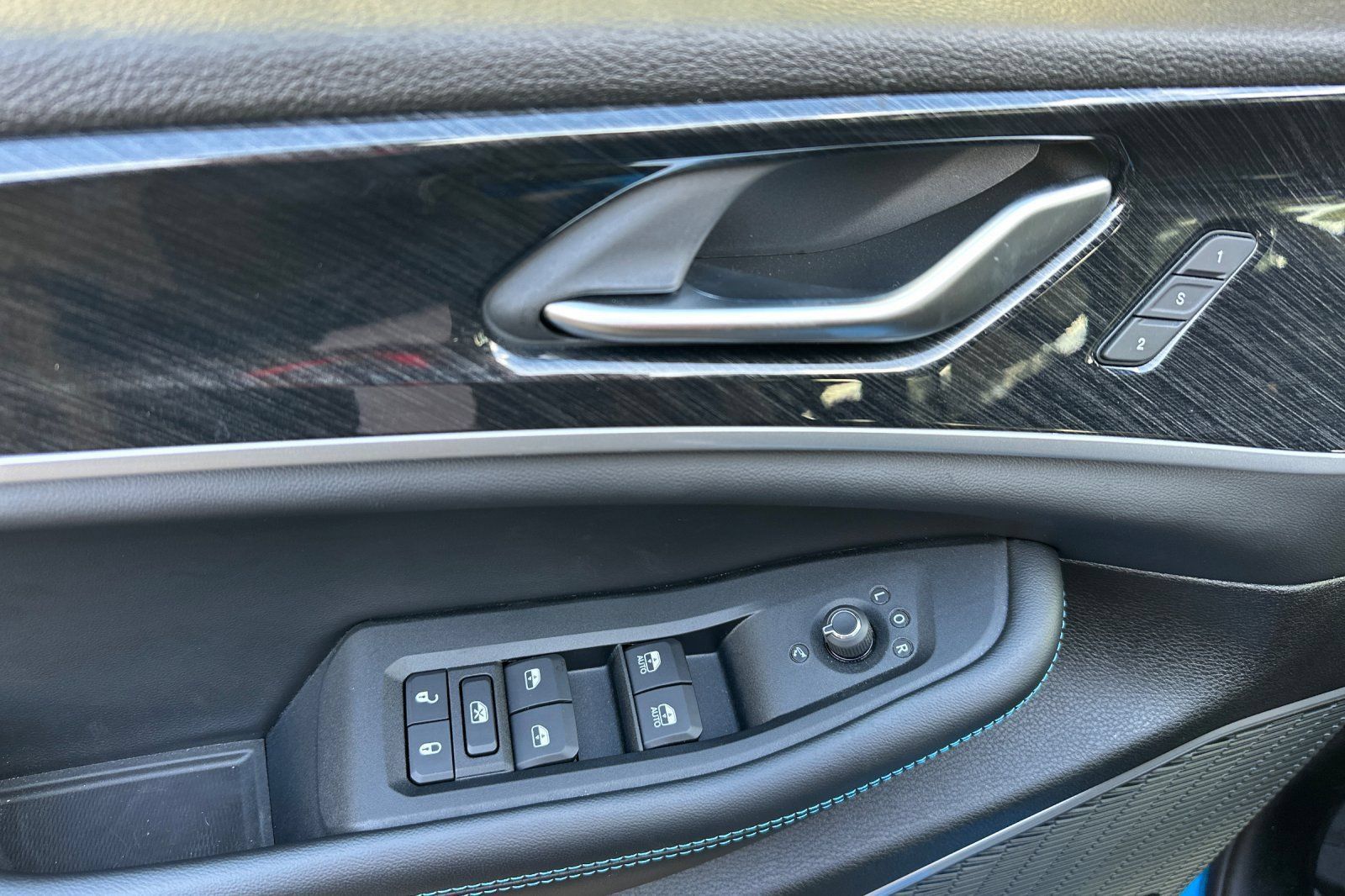 New 2023 Jeep Grand Cherokee Trailhawk w/ Advanced Protech Group II AWD/4WD image 10