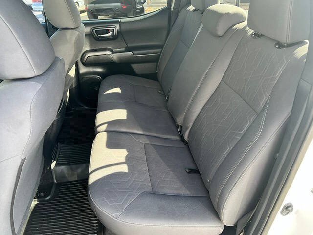 Used 2017 Toyota Tacoma TRD Sport AWD/4WD image 17