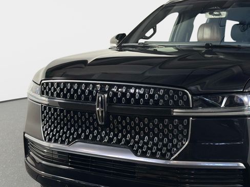 Used 2025 Lincoln Navigator Reserve AWD/4WD image 11