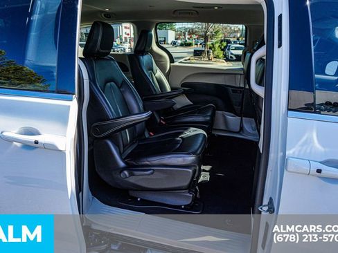 Used 2023 Chrysler Pacifica Touring-L image 24