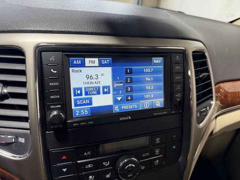 Used 2011 Jeep Grand Cherokee Limited w/ Trailer Tow Group IV AWD/4WD image 31