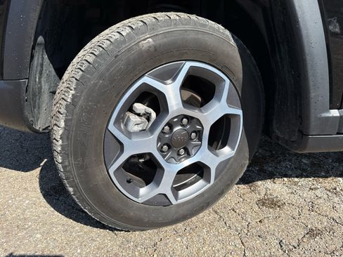 Used 2022 Jeep Compass Trailhawk w/ Trailhawk Convenience Group image 3