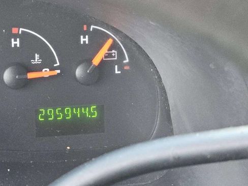 Used 2004 Ford E-250 and Econoline 250 Extended image 8