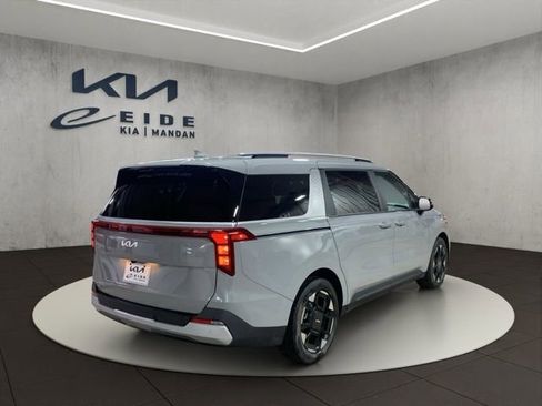 Used 2025 Kia Carnival EX image 7