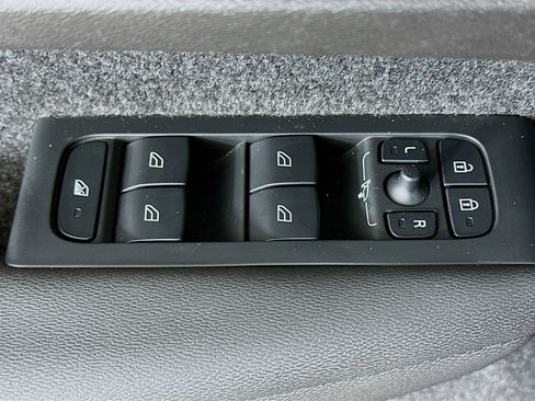 Used 2025 Volvo XC40 B5 Plus image 15