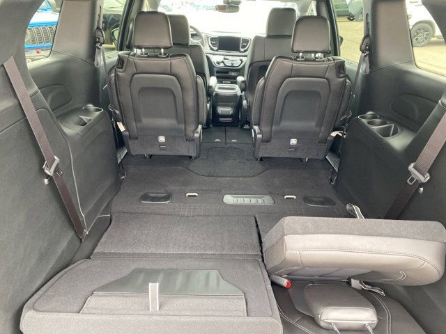 New 2027 Chrysler Pacifica Select FWD image 20