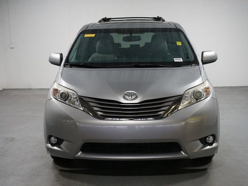 Used 2017 Toyota Sienna XLE image 2