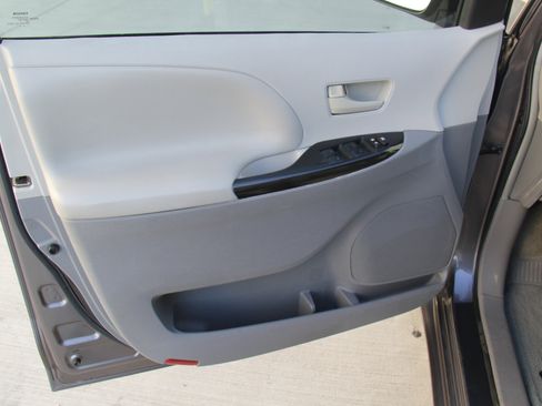 Used 2014 Toyota Sienna L image 15