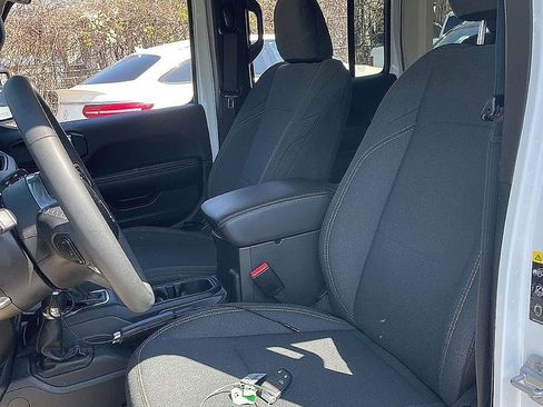 Used 2025 Jeep Wrangler Unlimited Sahara AWD/4WD image 12