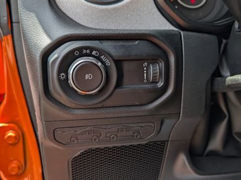 Used 2025 Jeep Wrangler Sport AWD/4WD image 15