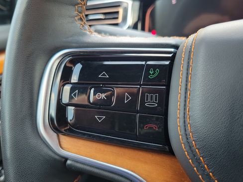Used 2025 Jeep Grand Wagoneer Series III w/ Rear Seat Video Group 1 AWD/4WD image 19
