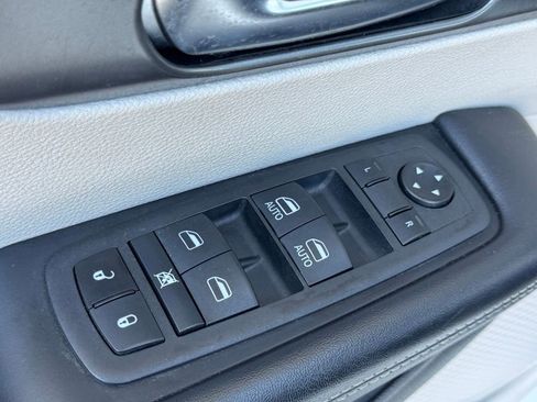 Used 2023 Chrysler Pacifica Touring-L image 25