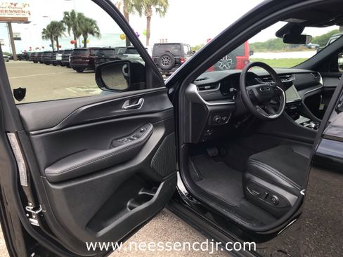 New 2025 Jeep Grand Cherokee L Altitude image 11