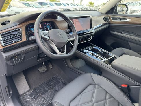 Used 2025 Volkswagen Atlas SE image 17