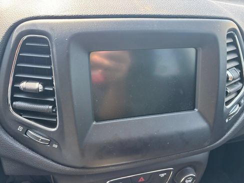 Used 2019 Jeep Compass Latitude FWD image 15