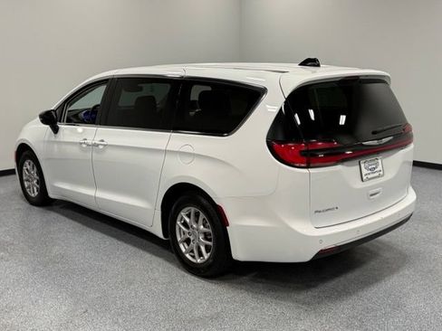 Used 2024 Chrysler Pacifica Touring-L FWD image 6