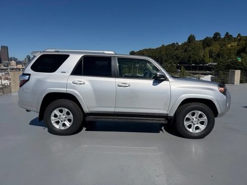 Used 2016 Toyota 4Runner SR5 AWD/4WD image 2
