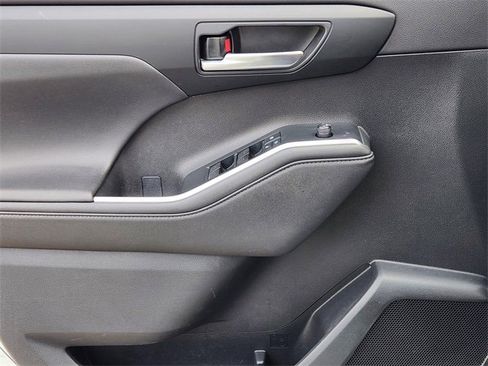 Used 2020 Toyota Highlander XLE image 18