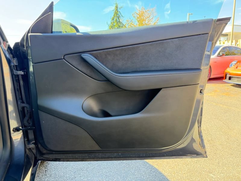Used 2022 Tesla Model Y Long Range AWD/4WD image 27