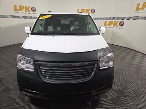 Used 2015 Chrysler Town & Country Touring image 8
