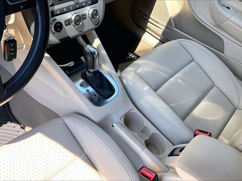 Used 2014 Volkswagen Eos Komfort FWD image 16