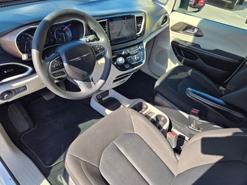 Used 2022 Chrysler Voyager LX image 30