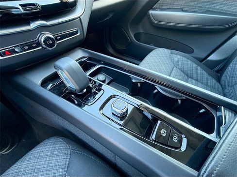 Used 2023 Volvo XC60 B5 Core image 18