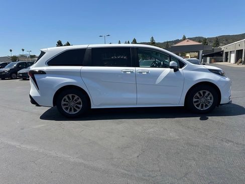 Used 2026 Toyota Sienna LE FWD image 5