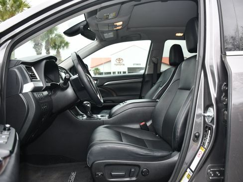 Used 2017 Toyota Highlander Limited Platinum image 7