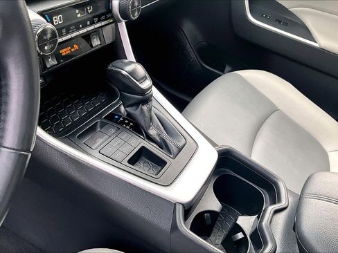 Used 2019 Toyota RAV4 XLE Premium image 16