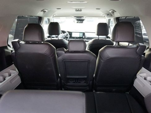 Used 2022 Kia Carnival EX image 10