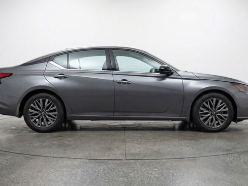 Used 2025 Nissan Altima 2.5 SV image 11