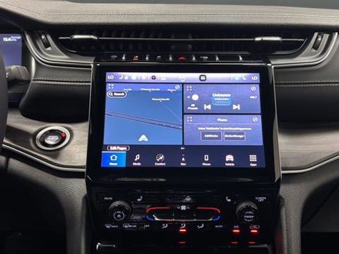 Used 2024 Jeep Grand Cherokee Limited w/ Black Appearance Package image 11