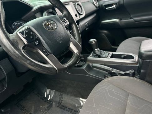 Used 2019 Toyota Tacoma TRD Sport image 12