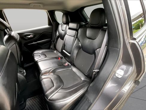 Used 2019 Jeep Cherokee Latitude Plus FWD image 20