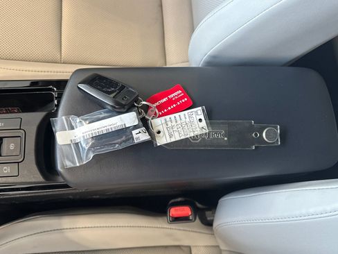 Used 2024 Toyota Prius XLE FWD image 9