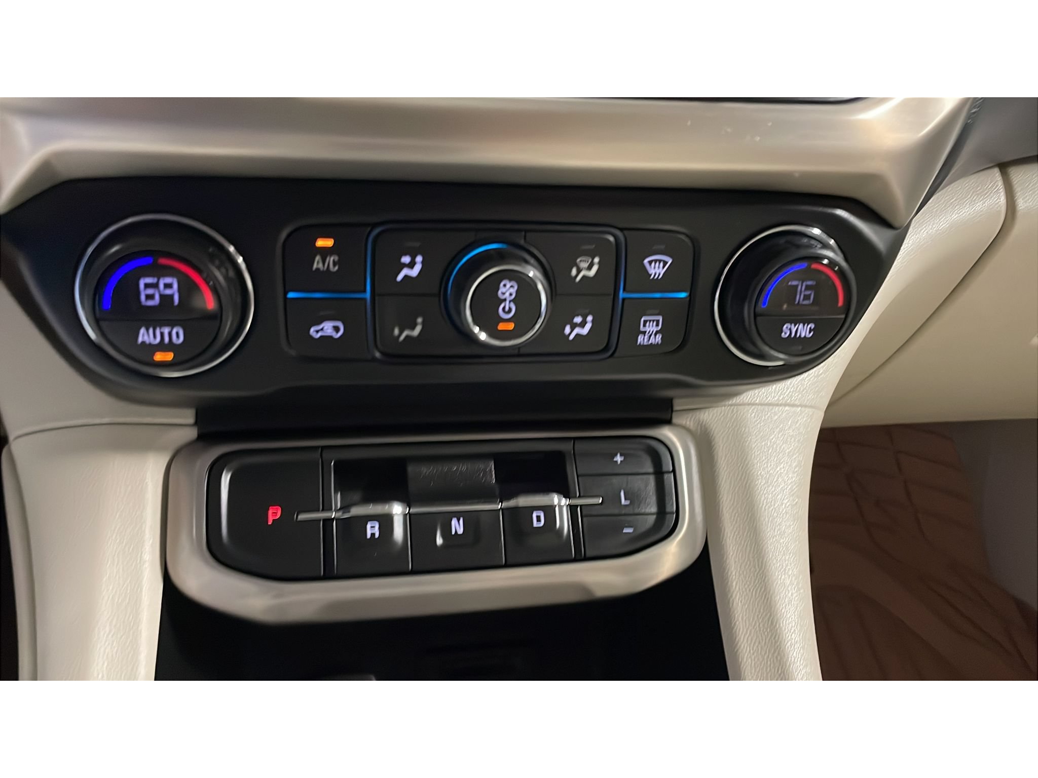 Used 2022 GMC Acadia Denali w/ Denali Ultimate Package AWD/4WD image 15