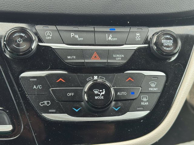 Certified 2024 Chrysler Pacifica Touring-L FWD image 33