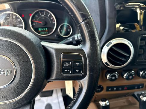 Used 2011 Jeep Wrangler Unlimited Rubicon w/ Connectivity Group image 17