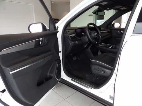 Used 2025 Buick Enclave Preferred image 8