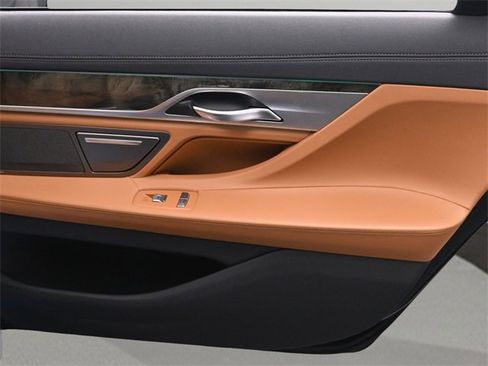 Used 2020 BMW 750i xDrive 750i xDrive w/ M Sport Package image 16