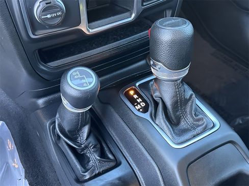 Used 2022 Jeep Gladiator Sport image 34