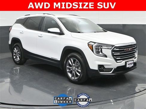 Used 2024 GMC Terrain SLT image 1