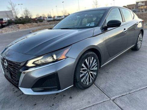 Used 2024 Nissan Altima 2.5 SV image 3