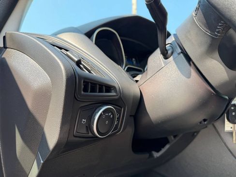Used 2017 Ford Focus SE w/ Cold Weather Package FWD image 11